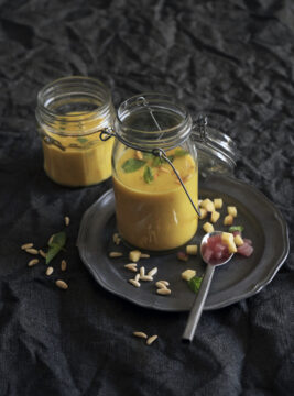 Gazpacho di pesche con tonno e pinoli