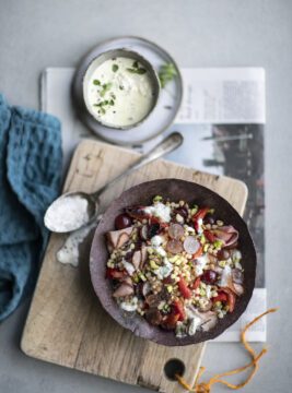 insalata di fregola con prosciutto arrosto e uva e peperoni