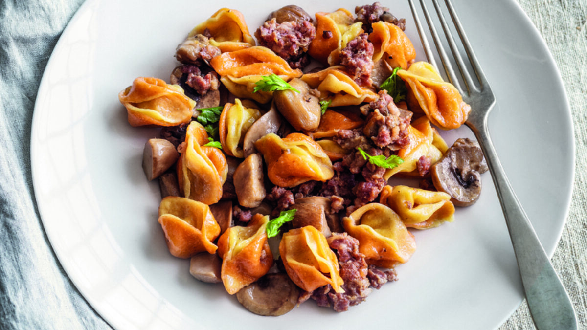 Pizzicotti bicolore con duetto di funghi e salsiccia