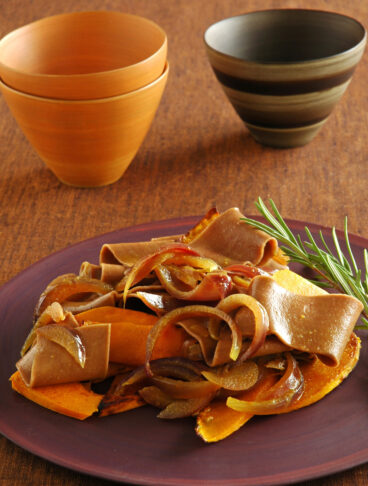Pappardelle profumate di cioccolato con zucca e cipolle