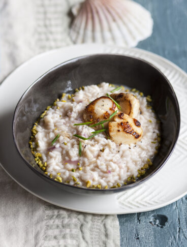 Risotto al vermouth, capesante e pistacchi, al profumo di limone e vaniglia