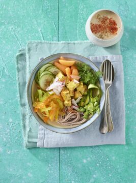 buddha bowl CON SOBA, TOFU, VERDURE E SALSA AL SESAMO