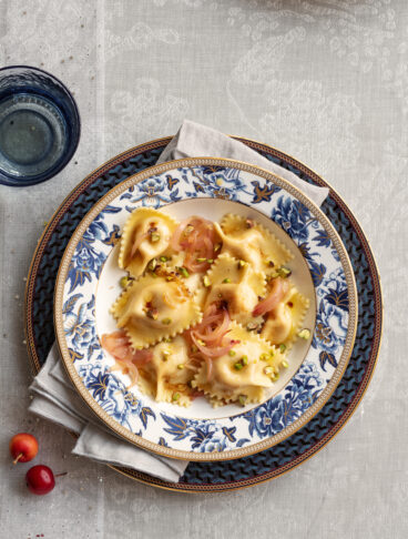 Tortellacci di mortadella con cipolle caramellate e glassa