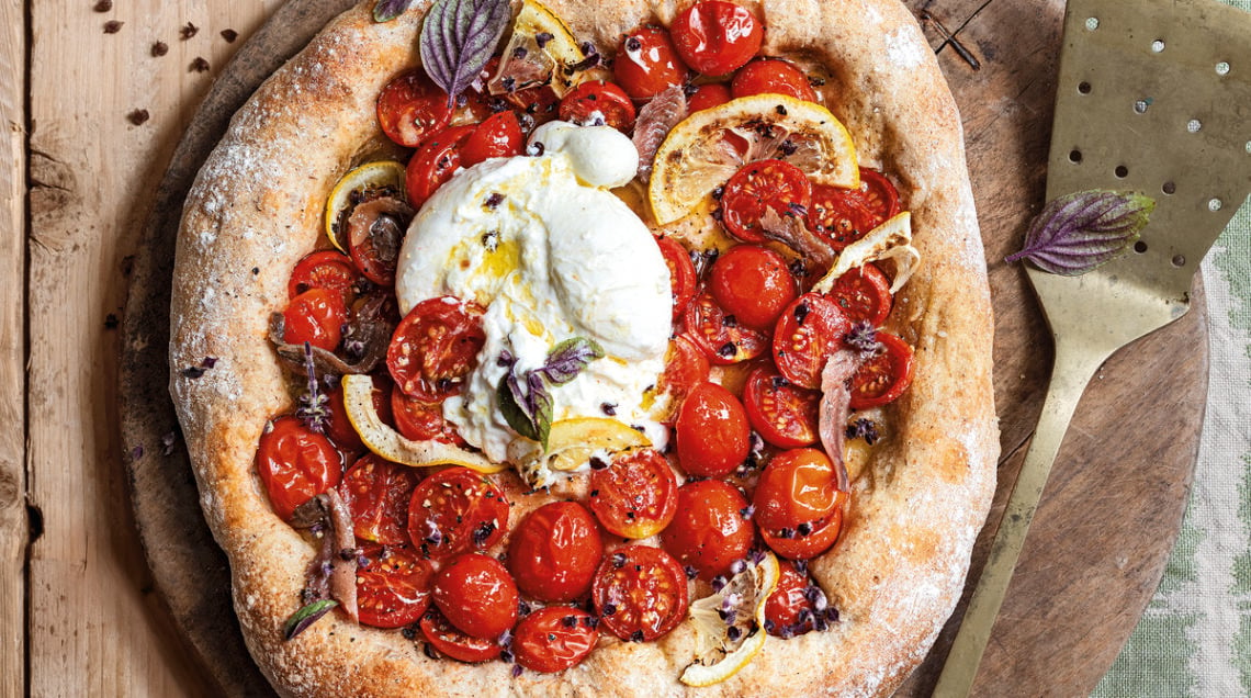 Pizza integrale con acciughe, limoni e burrata