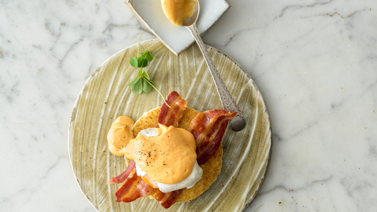 Uova alla Benedict con salsa maltese