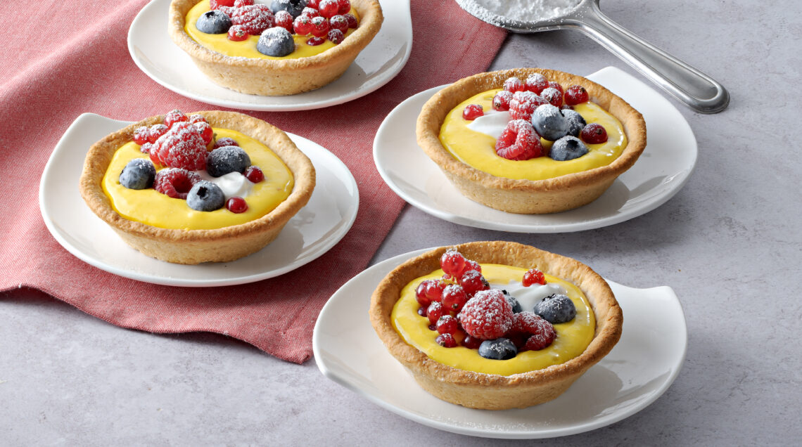 Crostatine all’avena con crema di yogurt allo zafferano e frutti di bosco