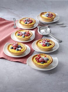 Crostatine allâavena con crema di yogurt allo zafferano e frutti di bosco