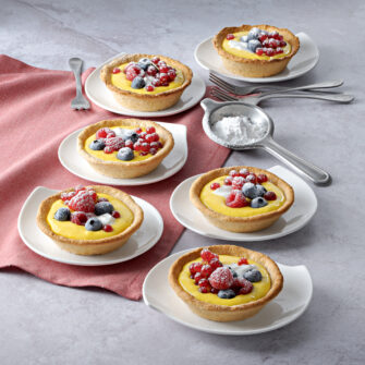 Crostatine allâavena con crema di yogurt allo zafferano e frutti di bosco