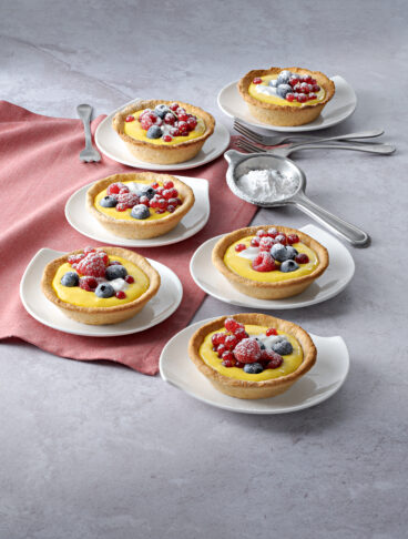 Crostatine allâavena con crema di yogurt allo zafferano e frutti di bosco