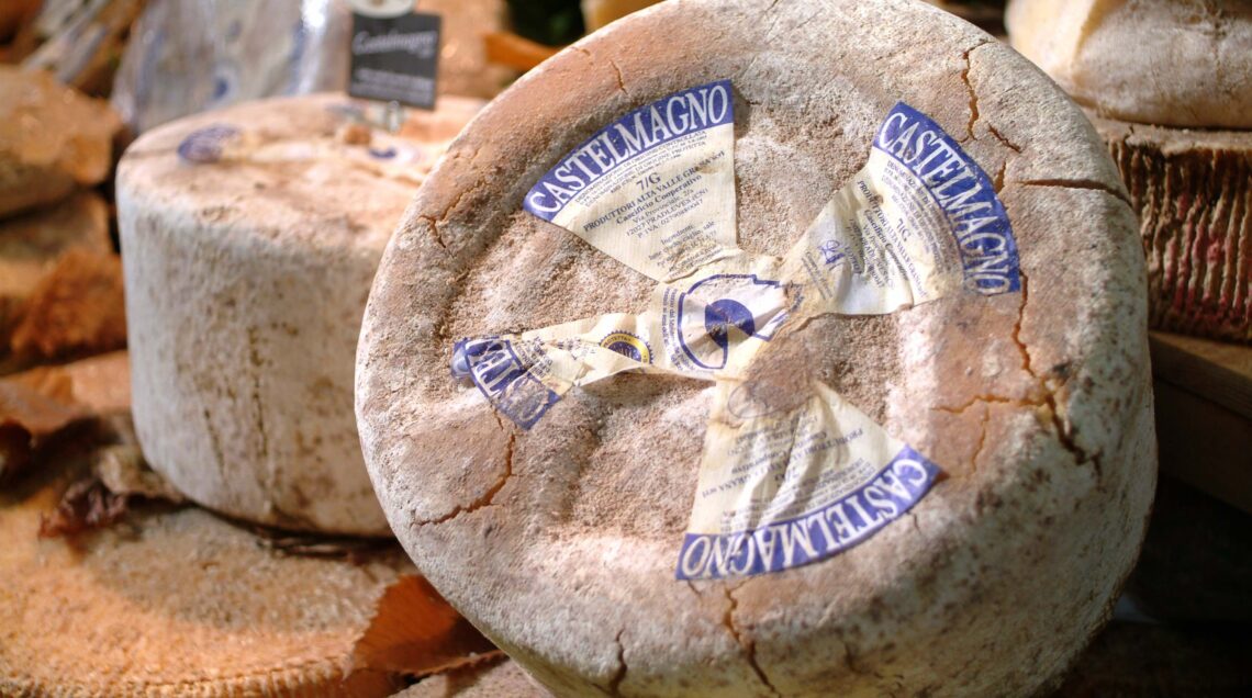 Sventolina, la tipica etichetta a forma di elica del Castelmagno