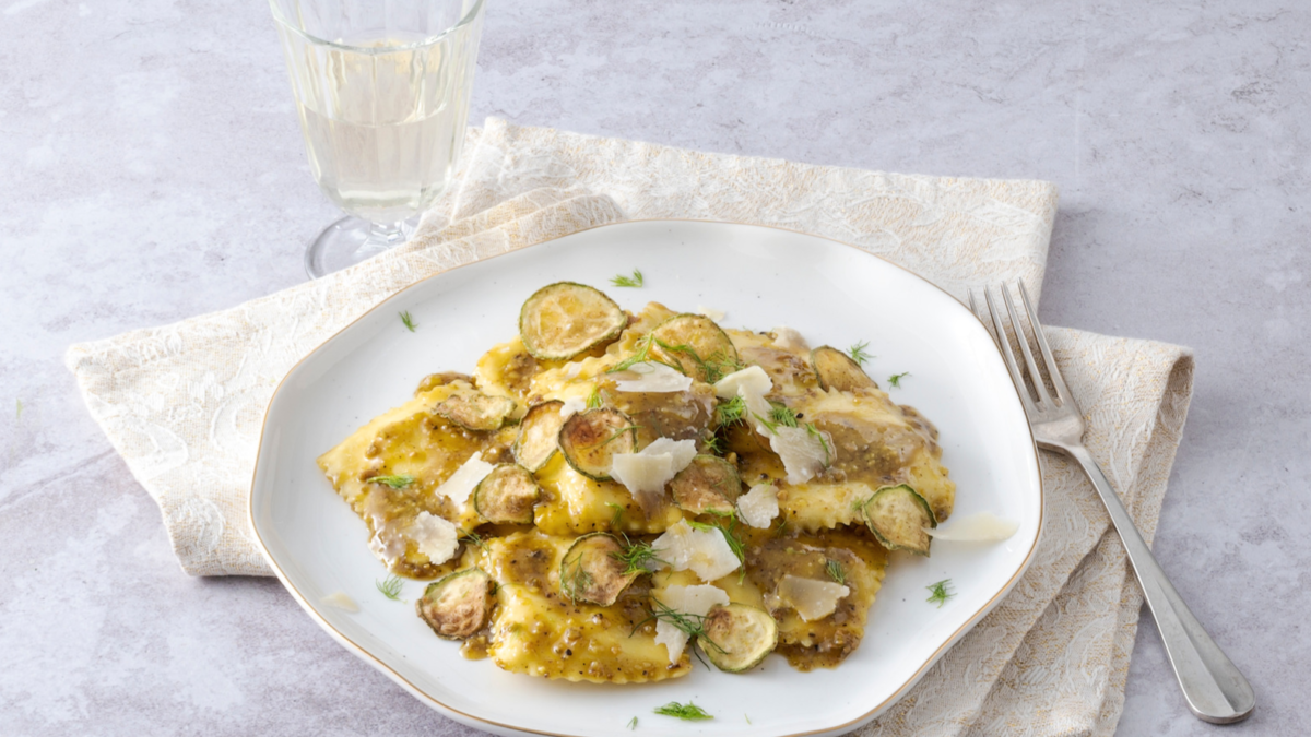Ravioli con crema di pistacchio e chips di zucchine