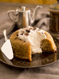 Savarin al caffÃ¨ e cannella con panna e cioccolato