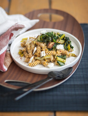 Fusilli di farro con crema di lenticchie rosse e bietole colorate