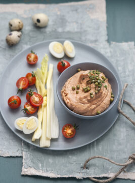 Salsa di acciughe con pomodori secchi e olivev