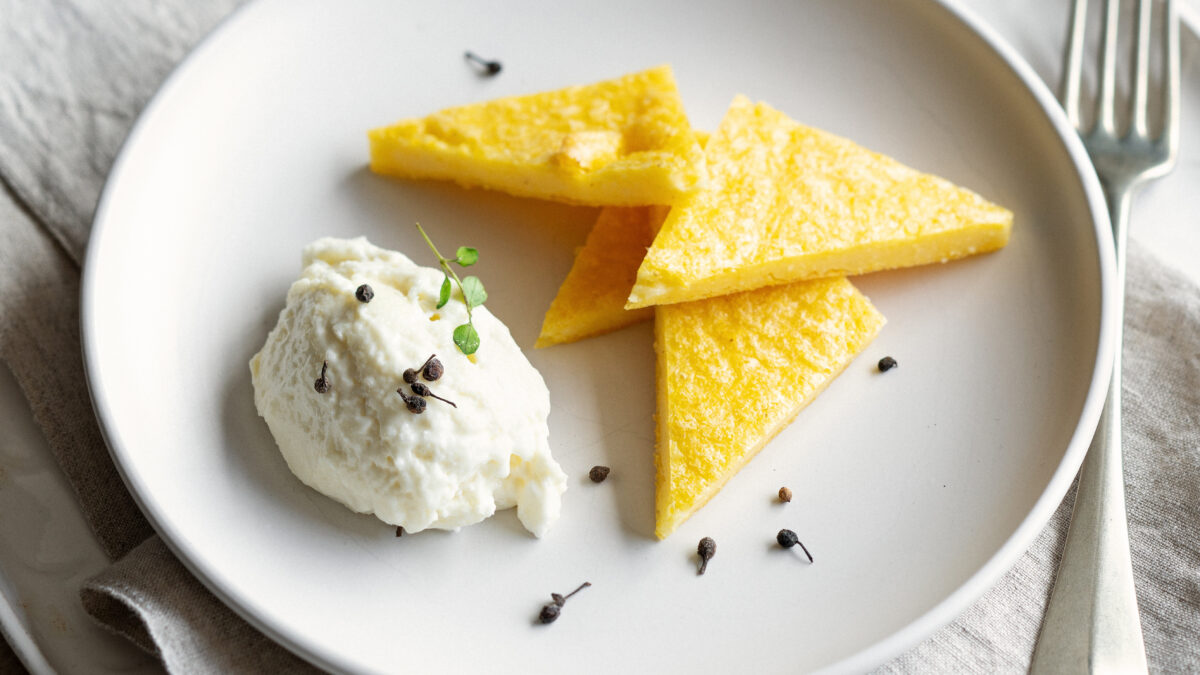 Cialde di polenta al formaggio con quenelle di spuma di Branzi