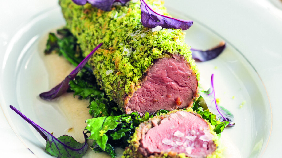 Filetto di maiale iberico in crosta di erbe aromatiche su crema di topinambur