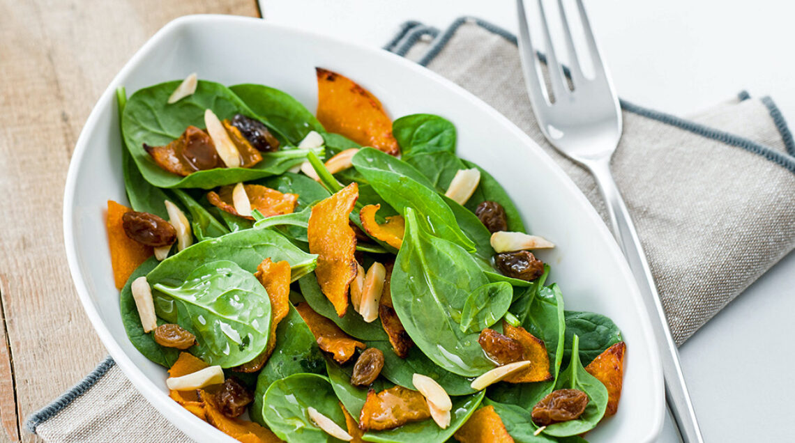 Insalata di zucca, spinaci e frutta secca