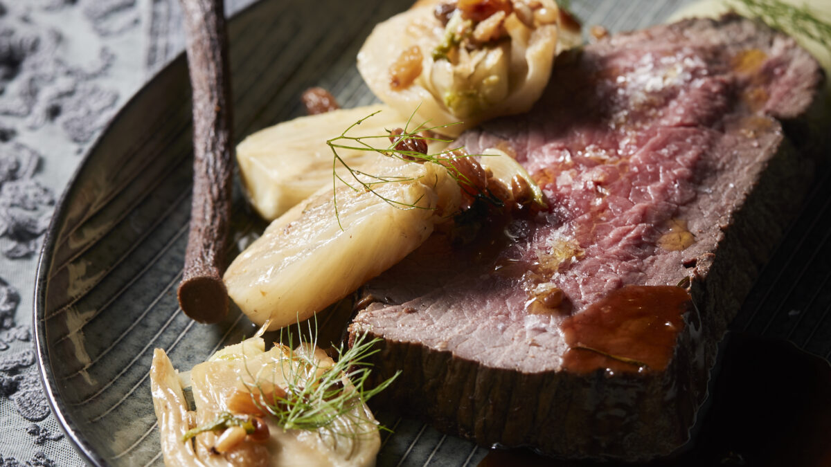 Arrosto di sottofesa marinato alla liquirizia con finocchi