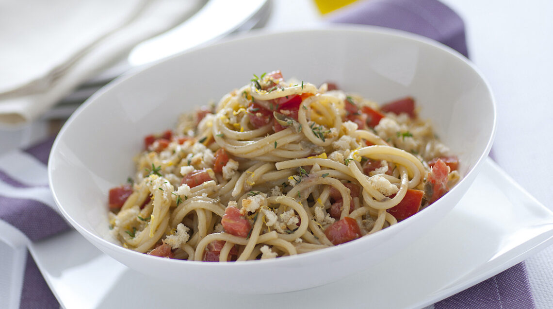 spaghetti in salsa anchoiade