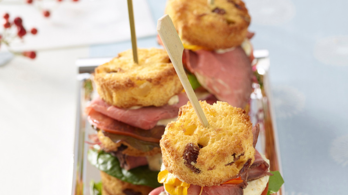 Club sandwich con roast beef e salsa tartara