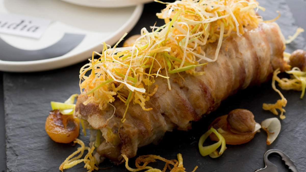 Arrosto di pescatrice con lardo, porri, albicocche