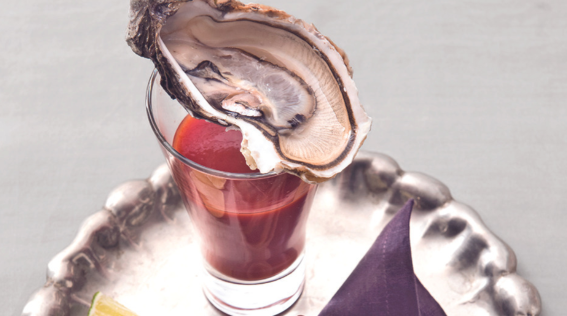 Ostriche con mignonette allo scalogno e Bloody Mary