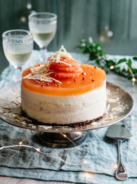 Dolce morbido con mousse al cioccolato bianco al pepe rosa e pompelmo rosa