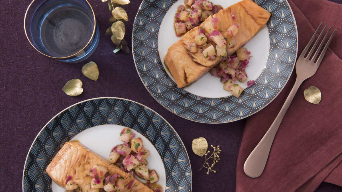 Salmone laccato con ananas e cipolla rossa