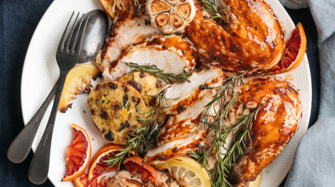 Tacchinella agli agrumi e aglio con ripieno di pan brioche e frutta essiccata