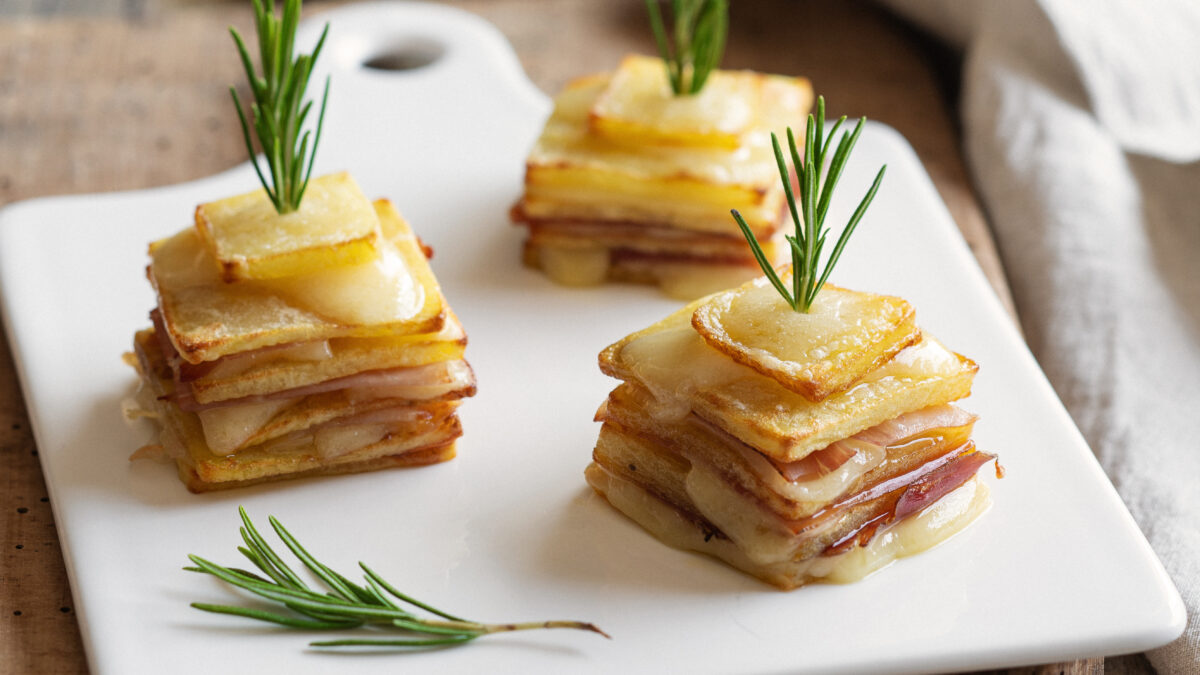 Millefoglie di patate con Gruyère DOP, speck e rosmarino