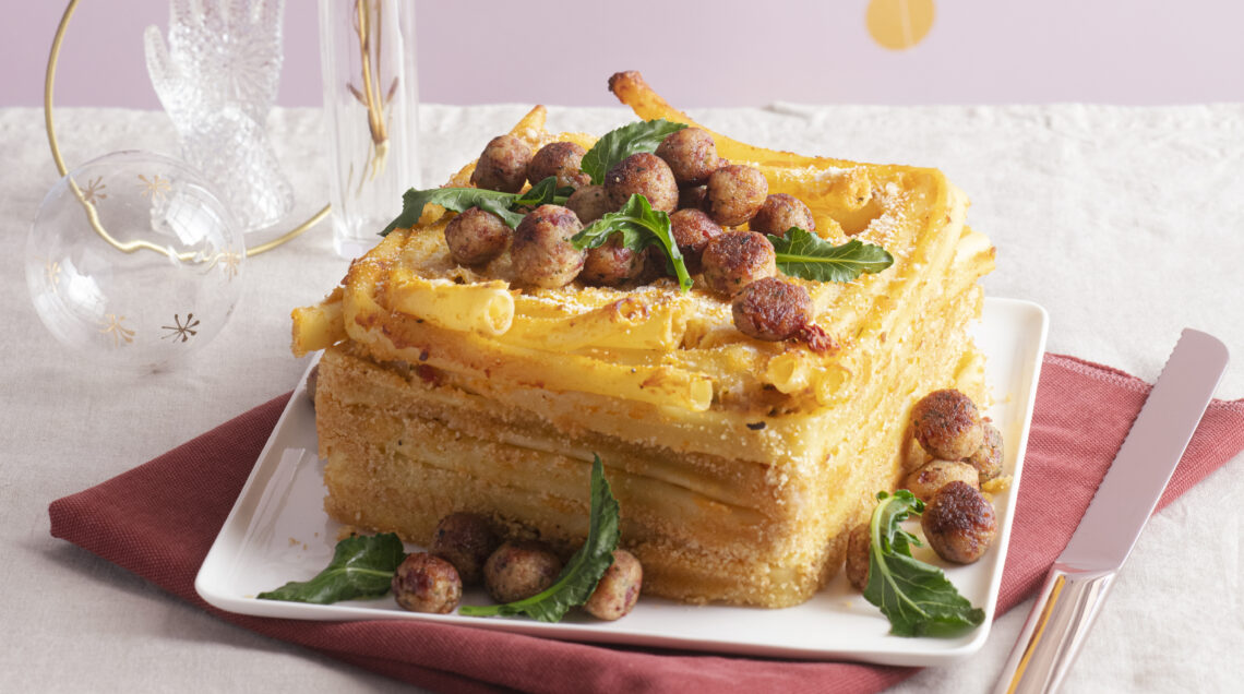 Timballo di ziti con salsa di datterini gialli e polpettine