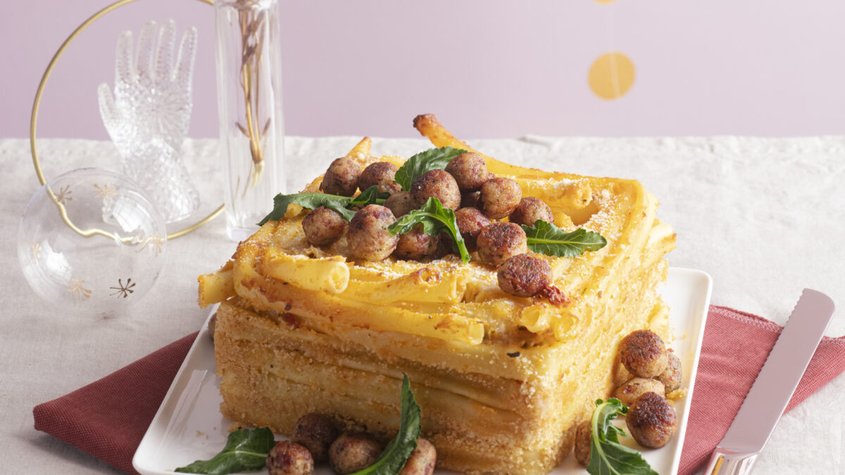 Timballo di ziti con salsa di datterini gialli e polpettine