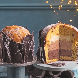 Panettone tradizionale alle tre mousse con falde di cioccolato