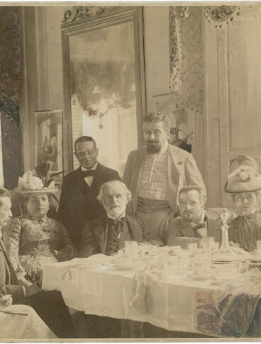 Giuseppina_Pasqua,_Teresa_Stolz,_Giuseppe_Verdi,_Leopoldo_Mugnone_(1899)_-_Archivio_Storico_Ricordi_FOTO000709