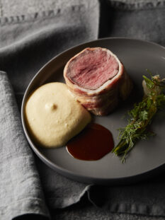 Filetto di manzo bardato con salsa alla carbonara