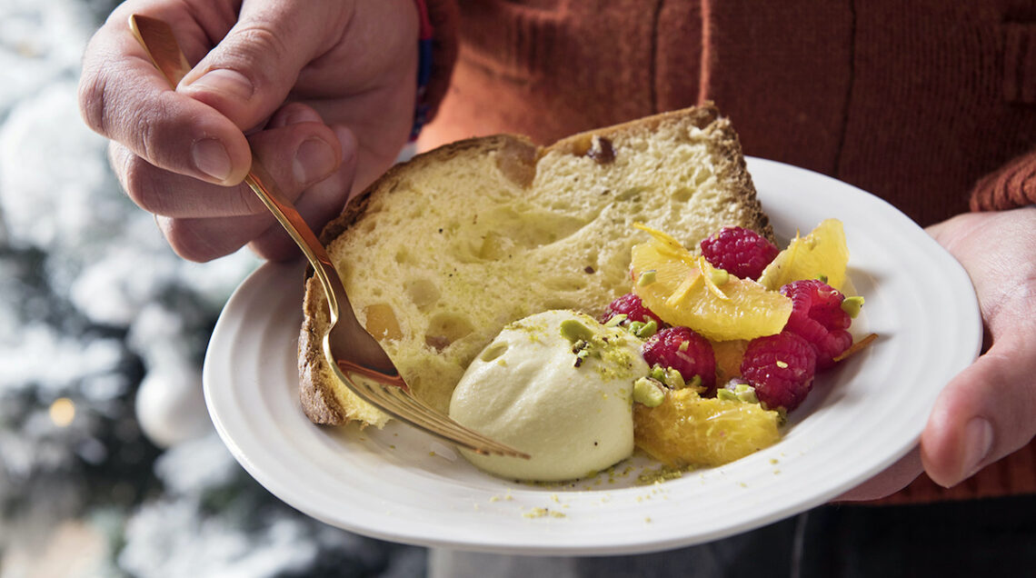 PANETTONE con crema di MASCARPONE e macedonia calda