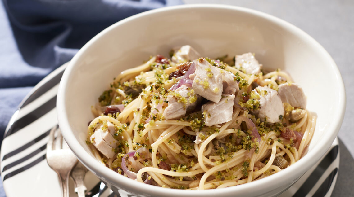 spaghetti al ragù di tonno e uvetta