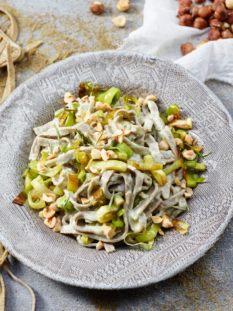 Tagliatelle alla canapa con porri e nocciole