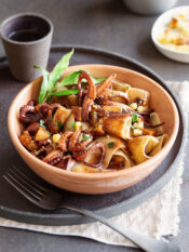 Pappardelle con moscardini al vino rosso, pere, briciole di pane