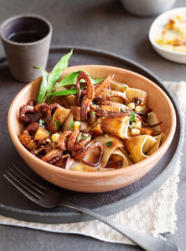 Pappardelle con moscardini al vino rosso, pere, briciole di pane