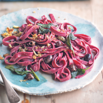 Tagliatelle rosse alla barbabietola con salvia fritta