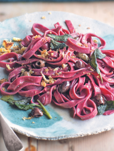 Tagliatelle rosse alla barbabietola con salvia fritta