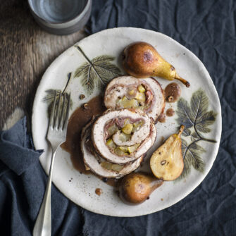 Rotolo di tacchino e pancetta con pere, zenzero e ginepro