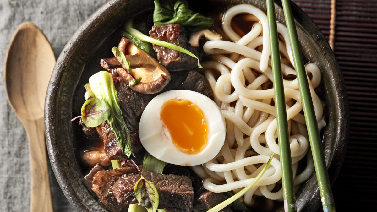 Ramen con bocconcini di copertina di spalla, pak-choi e noodles