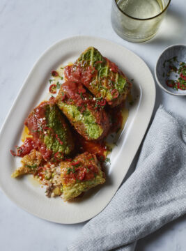 Involtini di verza alle verdure miste in salsa di pomodoro