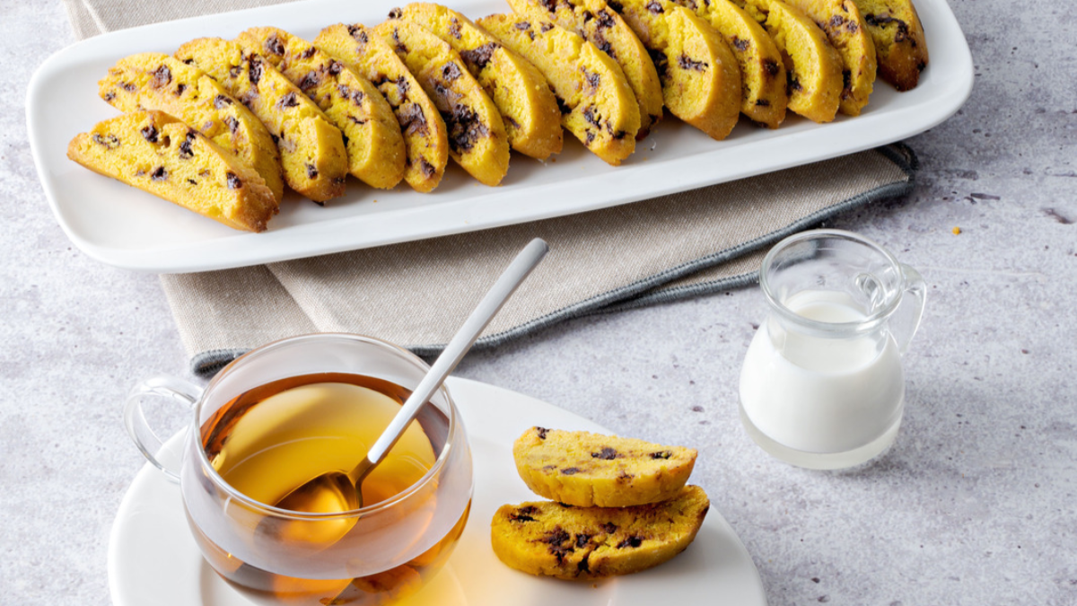 Biscotti all’olio e zafferano con cioccolato fondente