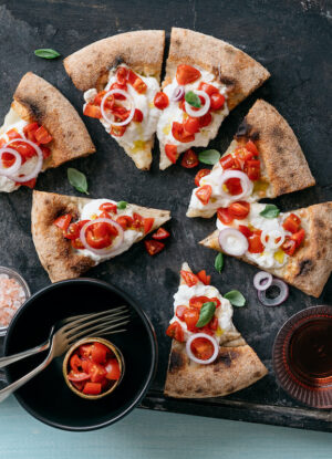 serata pizza con burrata e cipolla rossa