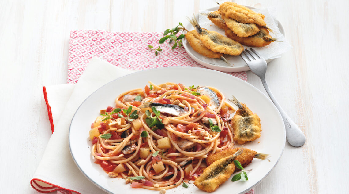 Spaghetti con sarde fritte