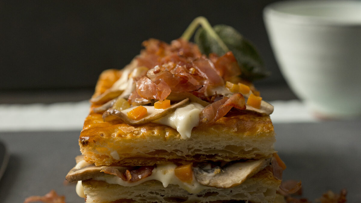 Millefoglie di cremini, speck e panna