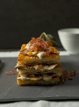 Millefoglie di finghi, speck e panna